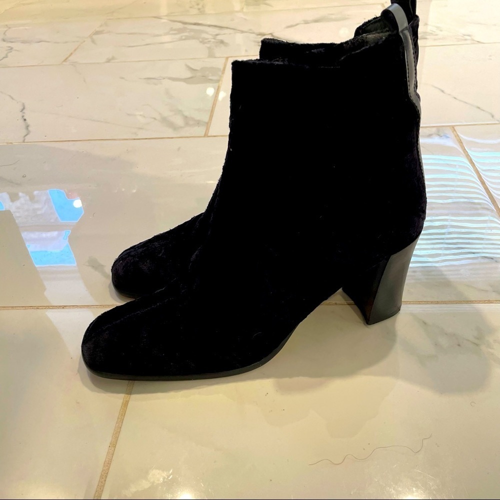 Sascha Velvet Sleek Ankle Boot
